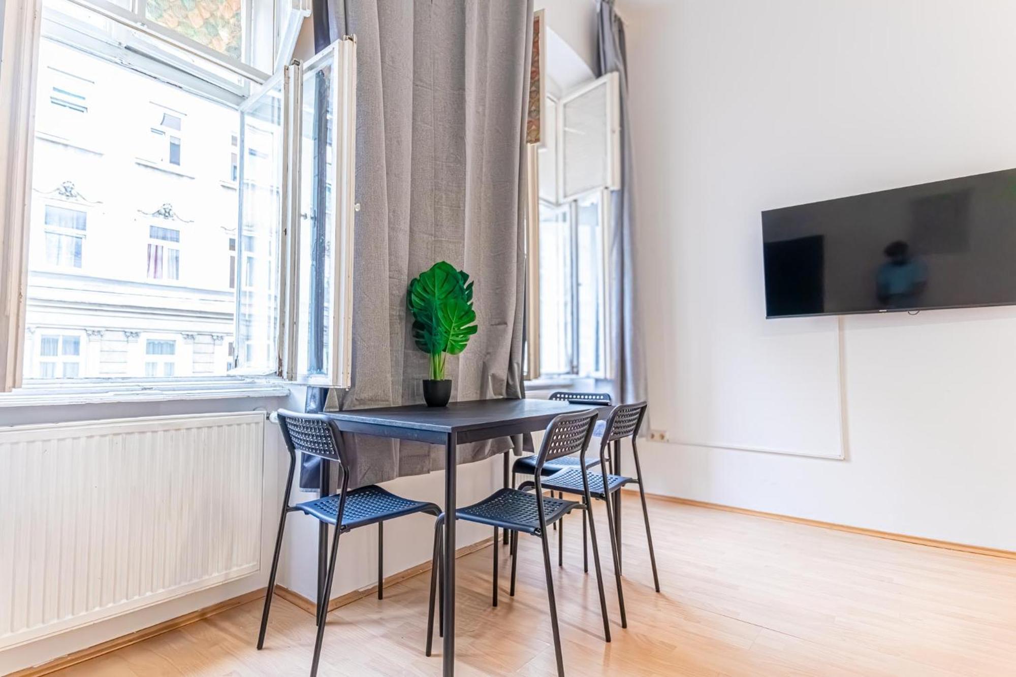 City-Linked 2Br Apartment Near Wiener Stadthalle Exterior photo
