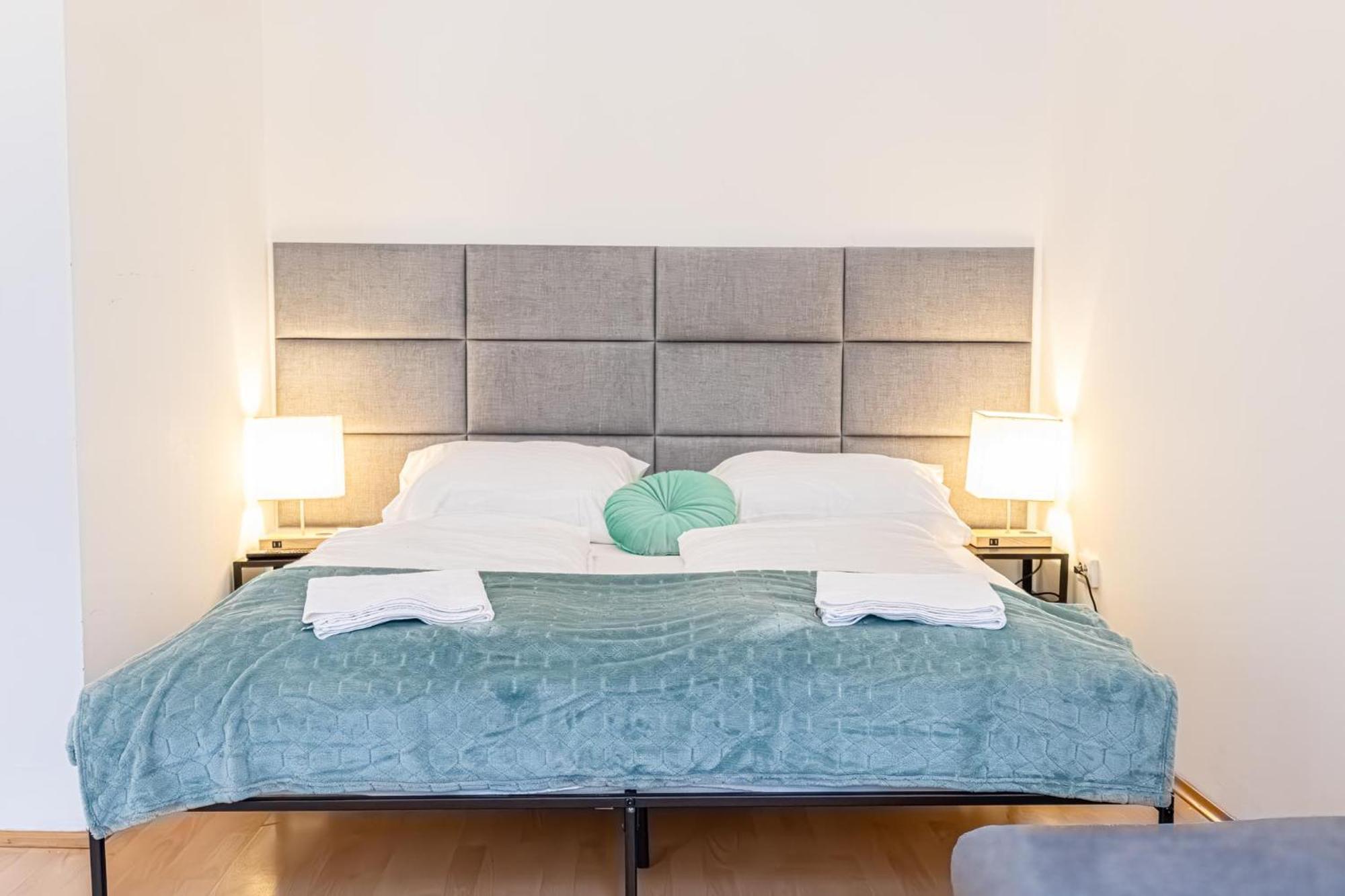 City-Linked 2Br Apartment Near Wiener Stadthalle Exterior photo